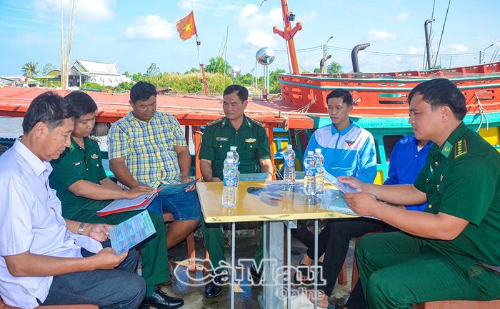 Cán bộ Ðồn Biên phòng Khánh Tiến tuyên truyền Luật Bầu cử cho chủ tàu cá tại Ấp 3, xã U Minh.