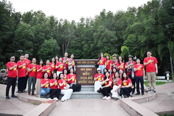 Các thành viên Đoàn công tác trào dâng niềm xúc động, tự hào khi được đặt chân đến mảnh đất cực Nam của Tổ quốc...