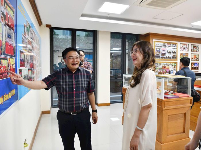 Khoảnh khắc gặp gỡ, giao lưu hiếm có của hai đơn vị có khoảng cách địa lý xa xôi ở hai miền Nam - Bắc, song luôn nặng tình, gắn bó.