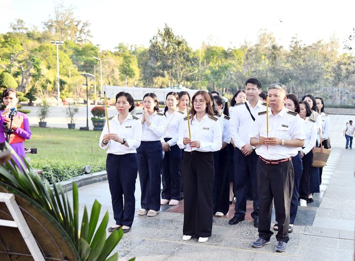 Tập thể Báo Kiểm toán dâng hương, dâng hoa và thắp nén tâm nhang tưởng nhớ các Anh hùng. liệt sỹ hy sinh tại Nghĩa trang Hàng Dương. Đây là nơi nằm lại của hàng chục nghìn người yêu nước và chiến sĩ cách mạng nhiều thế hệ đã bị tù đày và hy sinh trong khoảng thời gian từ 1862 đến 1975.