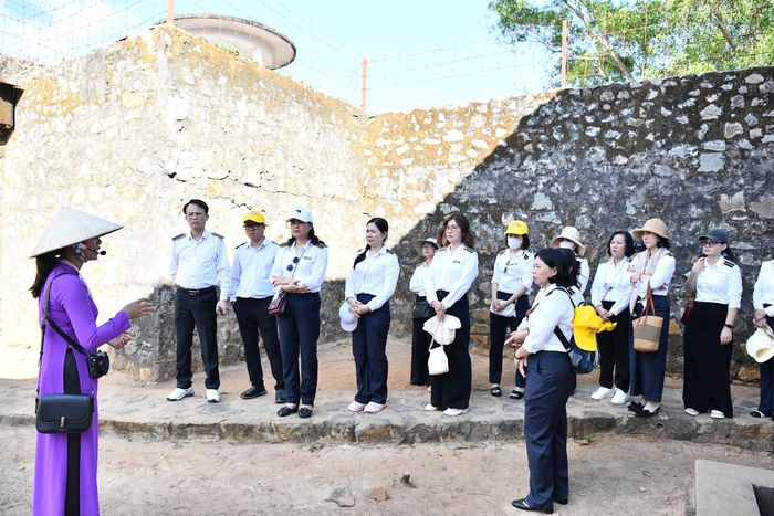 Được thăm và tận mắt chứng kiến những hình ảnh, di tích về cảnh các chiến sỹ cách mạng bị tù đày, tra tấn, những người làm Báo Kiểm toán đều xúc động và trào dâng tình yêu Tổ quốc, thêm trân trọng, biết ơn các bậc tiền nhân đã không ngại hy sinh để giành nền độc lập cho dân tộc.