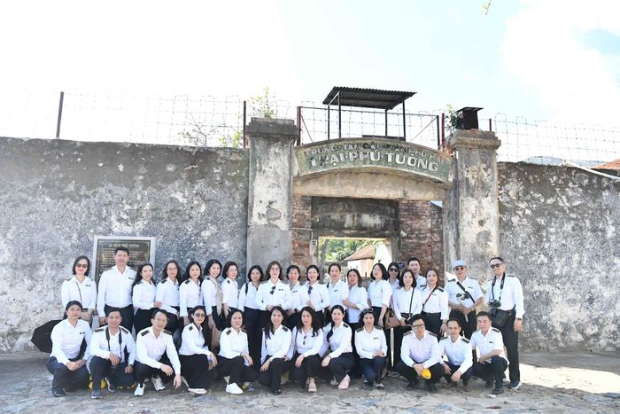 Những người làm Báo Kiểm toán thăm Nhà tù Côn Đảo (đặc khu Côn Đảo, TP. Hồ Chí Minh) - nơi từng giam giữ và tra tấn hàng vạn chiến sỹ cách mạng suốt hơn một thế kỷ.