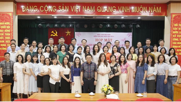 Hành trình Về nguồn của Báo Kiểm toán càng thêm ý nghĩa, khi được thăm trụ sở làm việc của Kiểm toán nhà nước khu vực V, đóng tại TP. Cần Thơ. Dù khoảng cách xa xôi song hai đơn vị đã thực hiện tốt công tác phối hợp trong thực hiện nhiệm vụ của đơn vị, cũng như nhiệm vụ chung.
