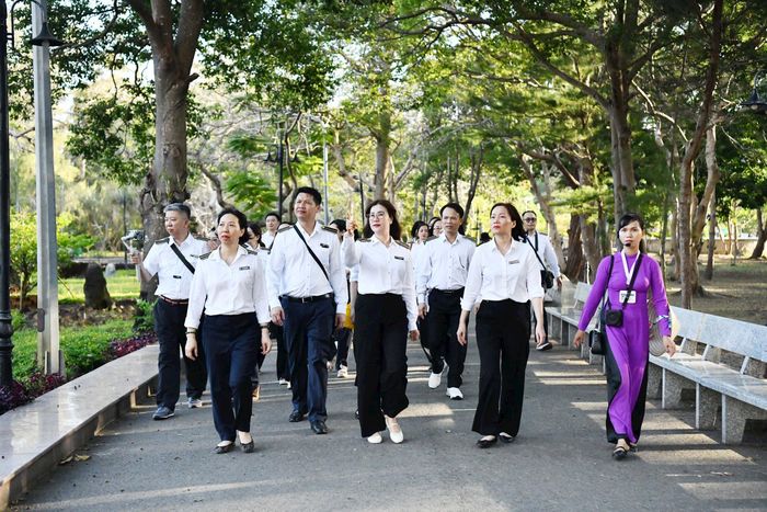 Trong hành trình ấy, Đoàn công tác Báo Kiểm toán đã thăm nghĩa trang Hàng Dương - nơi an nghỉ của những người chiến sỹ cách mạng yêu nước, như: Võ Thị Sáu, Lê Hồng Phong, Cao Văn Ngọc, Nguyễn An Ninh, Lưu Chí Hiếu...