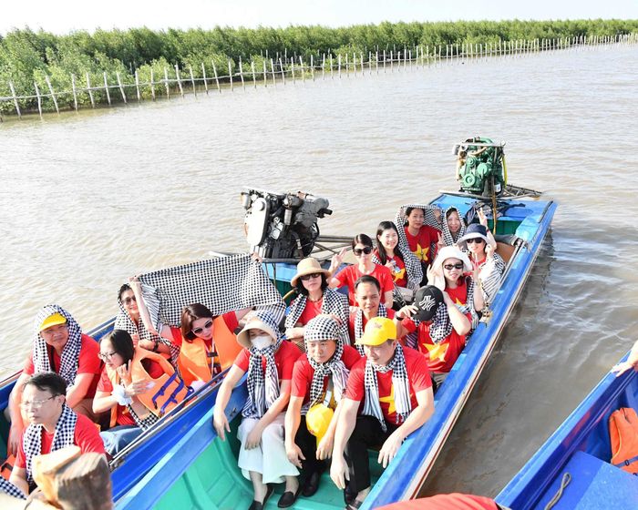 Xuôi dòng Cửu Long, Đoàn công tác của Báo Kiểm toán đã hành trình về Mũi Cà Mau - vùng đất địa đầu phần cực Nam Tổ quốc, nơi có Khu dự trữ sinh quyển thế giới được UNESCO công nhận vào năm 2009.
