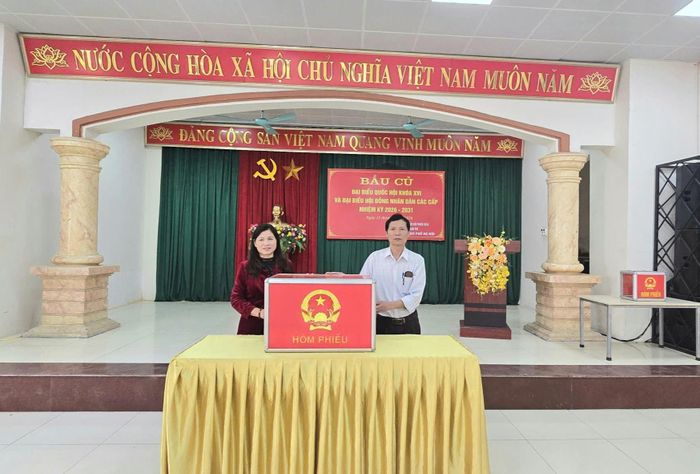 Tại Khu vực bỏ phiếu số 6, thôn Cổ Điển B, xã Thanh Trì, việc chuẩn bị hòm phiếu cho ngày bầu cử cũng đã hoàn tất. Ảnh: Quốc Doanh