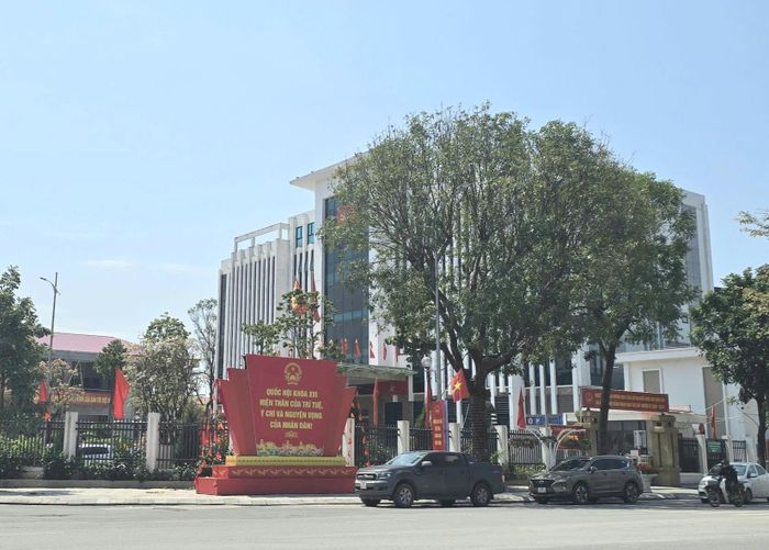 Trang trí tại khu vực trung tâm xã Thanh Trì. Ảnh: Quốc Doanh