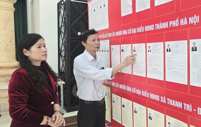Danh sách cử tri và tiểu sử người ứng cử tại Khu vực bỏ phiếu số 6, thôn Cổ Điển B được niêm yết công khai. Ảnh Quốc Doanh