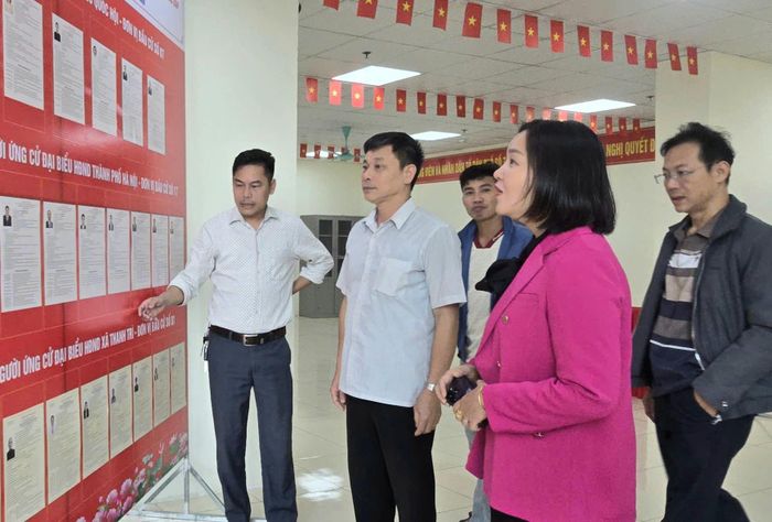 Cán bộ và nhân dân xem danh sách và tiểu sử người ứng cử tại Khu vực bỏ phiếu số 3, đơn vị bầu cử số 1, thôn 7 - Tứ Hiệp. Ảnh: Quốc Doanh