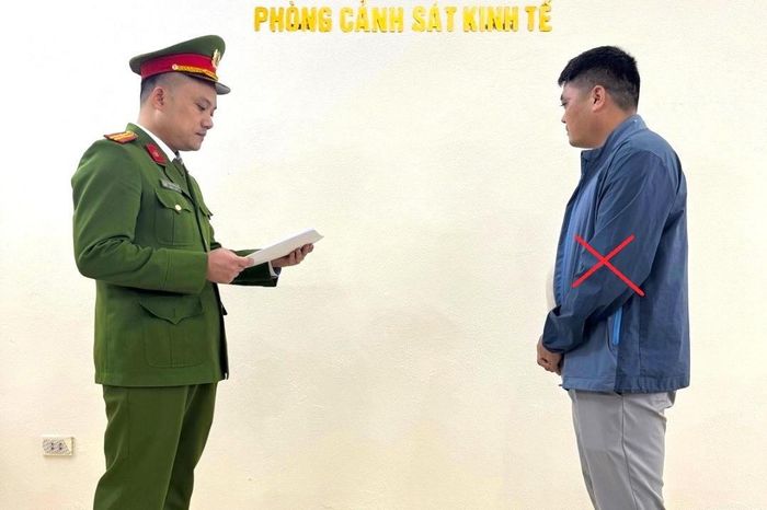 Trần Văn Đoàn nghe Công an đọc quyết định khởi tố bị can. Ảnh: CANB