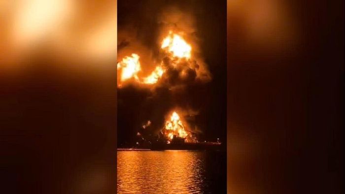  Tàu chở dầu bốc cháy dữ dội trên vịnh Ba Tư, khu vực ngoài khơi Iraq. Ảnh: CNN. 