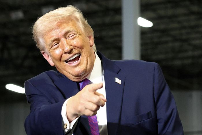  Tổng thống Mỹ Donald Trump ra hiệu khi thăm công ty hậu cần Verst Logistics tại Hebron, bang Kentucky, Mỹ, ngày 11/3. Ảnh: Reuters. 