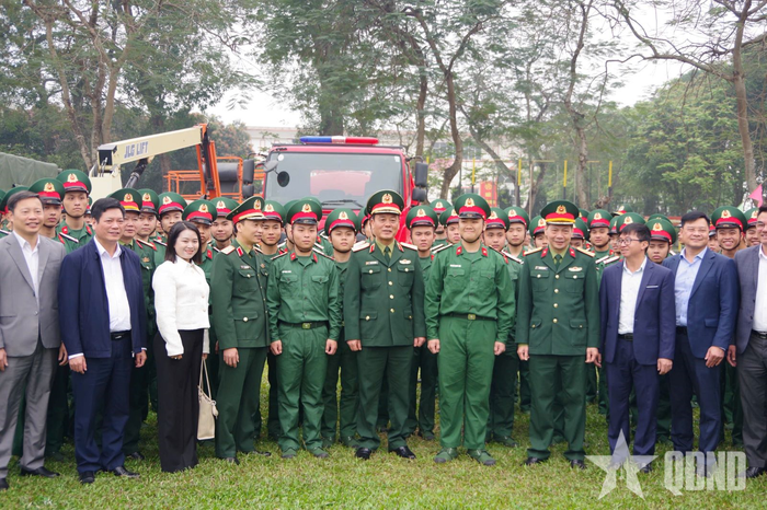 Các đại biểu động viên chiến sĩ mới. 