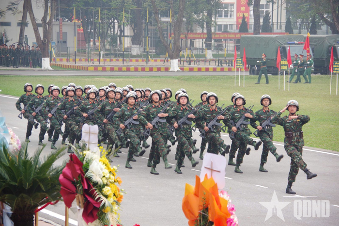 Duyệt đội ngũ. 