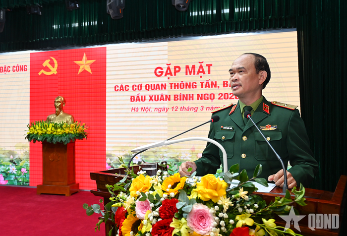  Thiếu tướng Nguyễn Quốc Duẩn, Bí thư Đảng ủy, Chính ủy Binh chủng Đặc công chủ trì buổi gặp mặt.