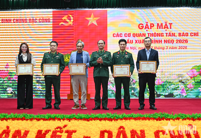  Thiếu tướng Nguyễn Quốc Duẩn trao thưởng các đơn vị thuộc các cơ quan báo chí có thành tích tiêu biểu trong công tác tuyên truyền về bộ đội Đặc công năm 2025.
