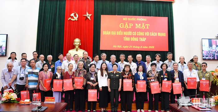 Bộ Quốc phòng gặp mặt đoàn đại biểu người có công với cách mạng tỉnh Đồng Tháp, tháng 8-2025. Ảnh: qdnd.vn