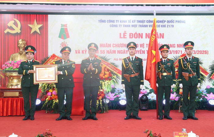  Thừa ủy quyền của Chủ tịch nước, Trung tướng Đinh Quốc Hùng trao Huân chương Bảo vệ Tổ quốc hạng Nhì tặng Công ty Cơ khí Z179. 