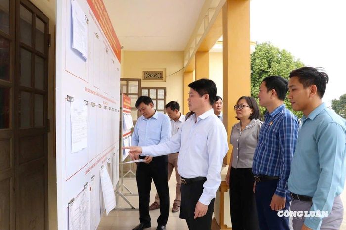 Ông Nguyễn Cao Sơn, Phó Bí thư Đảng ủy, Chủ tịch UBND xã Kim Sơn, Chủ tịch Ủy ban Bầu cử xã (áo trắng đứng giữa) rà soát công tác trước bầu cử.