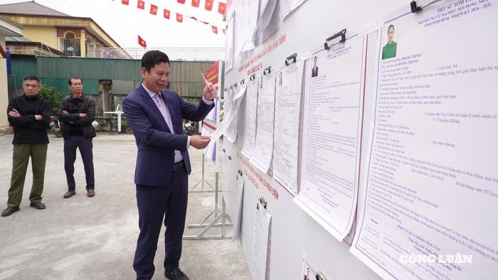 Ông Trần Anh Khiêm, Phó Bí thư Đảng ủy, Chủ tịch UBND xã Phát Diệm, Phó Trưởng ban Bầu cử xã kiểm tra công tác trước bầu cử.