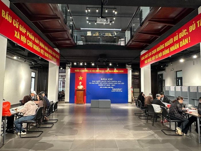 Tại Trung tâm Giao lưu phố cổ Hà Nội (50 Đào Duy Từ), không gian chuẩn bị cho hoạt động bầu cử đã gần như hoàn tất. Ảnh: Hoàng Quyên