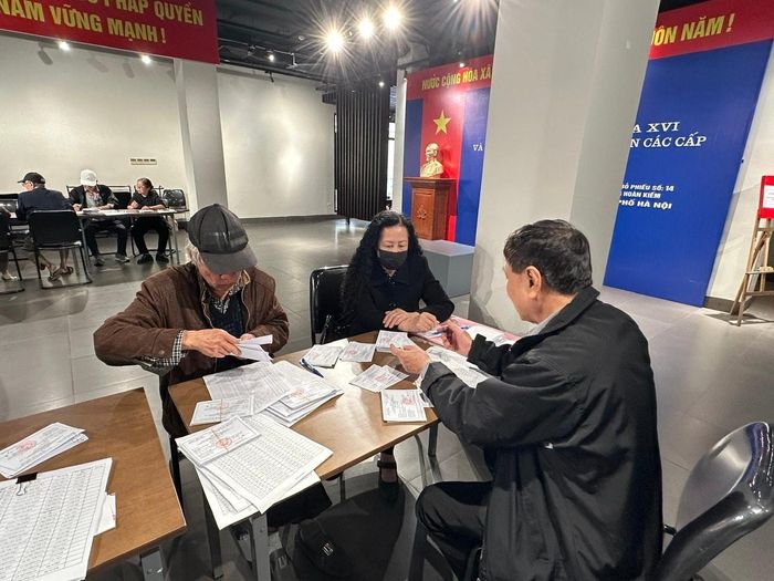 Người dân tại các tổ dân phố ở Hà Nội đang thực hiện rà soát danh sách cử tri trên địa bàn mình và sẽ sớm phát thẻ cử tri cho người dân. Ảnh: Hoàng Quyên