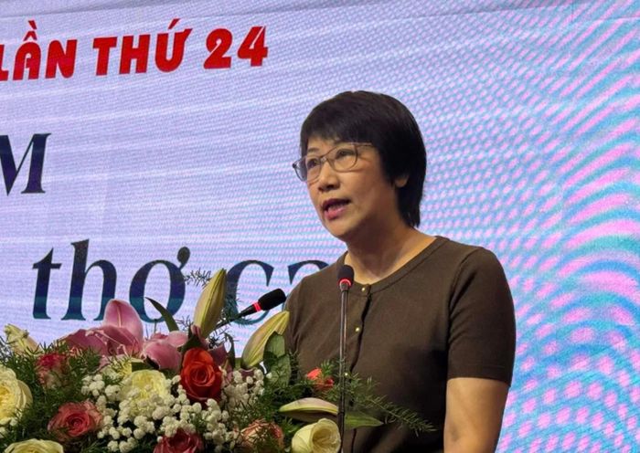 Nhà phê bình Đinh Thanh Huyền tham luận tại tọa đàm. Ảnh: TH