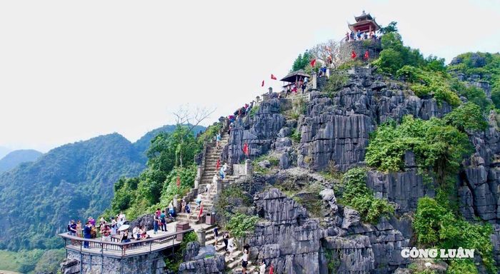 Khu du lịch Hang Múa trở thành điểm dừng chân của nhiều du khách.