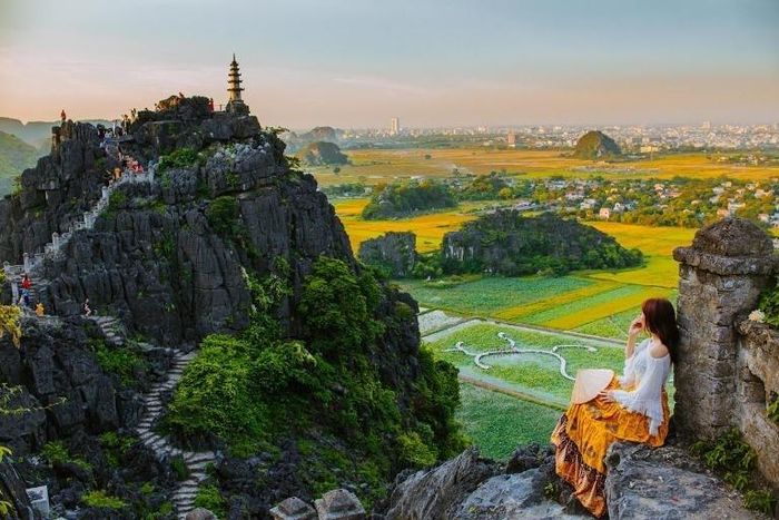 Bậc thang uốn lượn tạo vẻ đẹp cổ kính tại Hang Múa.