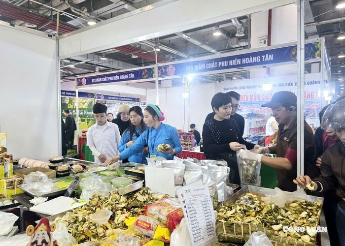 Hội chợ OCOP được tổ chức cùng các sự kiện lớn luôn được người dân, du khách quan tâm đến mua sắm.