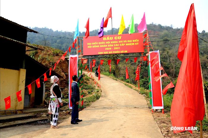 Ở thôn Lũng Pô, khu vực bỏ phiếu số 6 đã hoàn tất những phần việc cuối cùng.