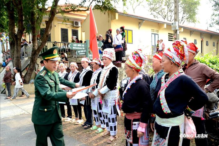 Các chiến sĩ Đồn Biên phòng A Mú Sung tuyên truyền về bầu cử cho người dân.
