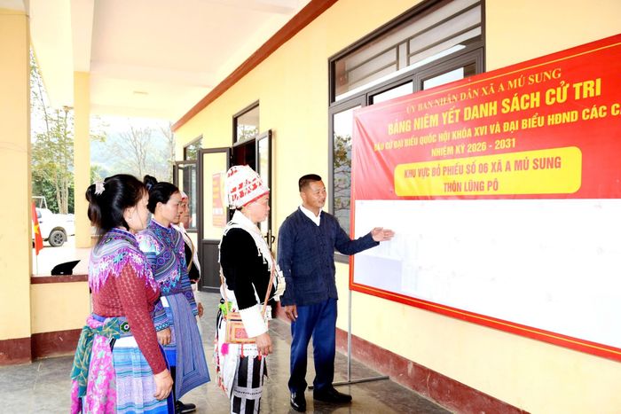 Cán bộ thôn Lũng Pô cùng người dân xem danh sách niêm yết cử tri.