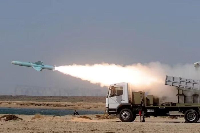 Hải quân Iran thử nghiệm phóng tên lửa Nasr trong một cuộc tập trận gần eo biển Hormuz ở miền nam Iran vào ngày 2/1/2012. Một phiên bản phóng từ máy bay của tên lửa hành trình này đã được chuyển giao cho Không quân Iran. Ảnh: UPI.