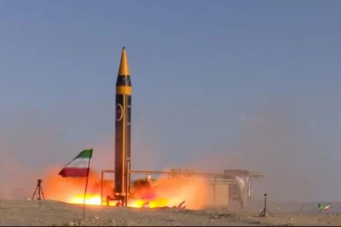 Iran phóng thử tên lửa đạn đạo tầm trung Khorramshahr-4. Ảnh: Bộ Quốc phòng Iran cho Turkiye Today.