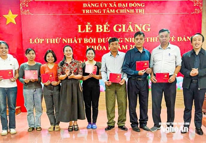 Ông Nguyễn Tiến Ái (thứ 2 bên phải) - Trưởng thôn 5A hoàn thành lớp nhận thức về Đảng giữa tháng 1/2026. Ảnh tư liệu