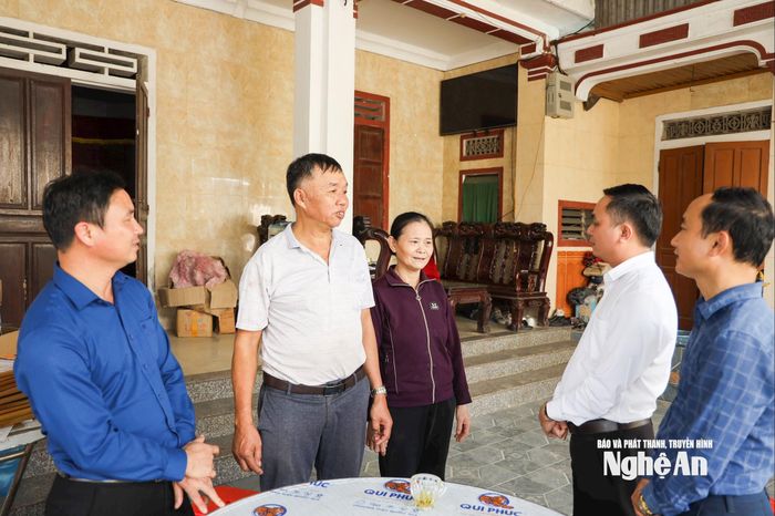 Cán bộ xã Đại Đồng trao đổi với gia đình ông Nguyễn Tiến Ái về việc phát triển kinh tế hộ bền vững. Ảnh: Nguyên Nguyên
