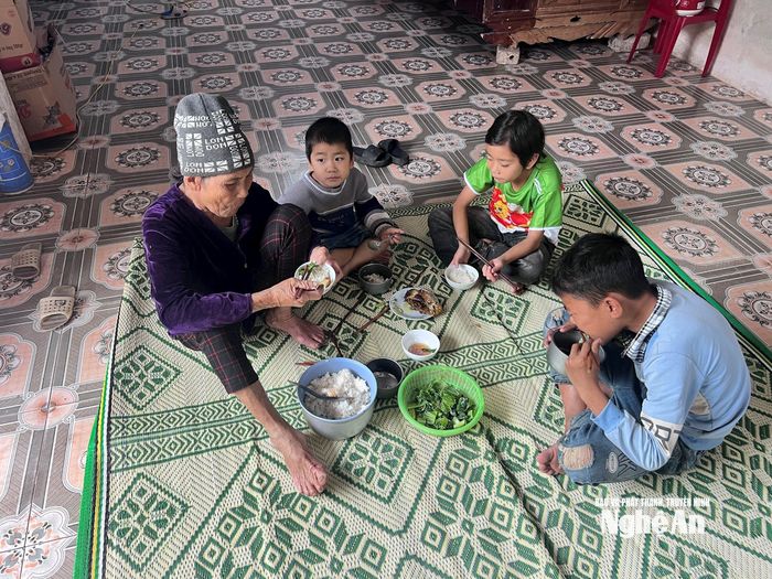 Những bữa cơm không có thịt của 4 bà cháu. Ảnh: Ngọc Dũng