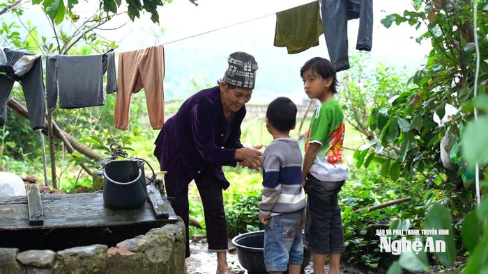 Bà Ngô Thị Tần chăm sóc các cháu. Ảnh: Ngọc Dũng