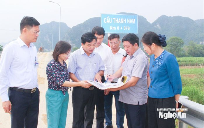 Các đại biểu dân cử Nghệ An khảo sát việc giải quyết kiến nghị cử tri tại xã Con Cuông. Ảnh: Mai Hoa
