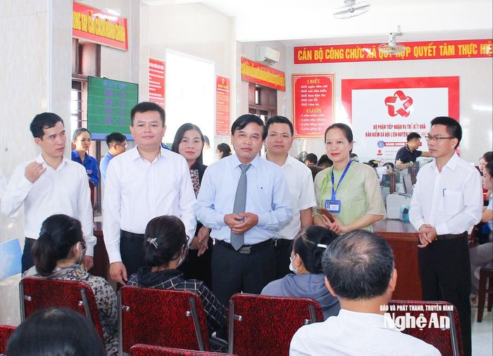 Đồng chí Nguyễn Như Khôi - Ủy viên Ban Chấp hành Đảng bộ tỉnh, Phó Chủ tịch HĐND tỉnh nắm bắt tình hình, nhu cầu của nhân dân xã Quỳ Hợp trong giải quyết thủ tục hành chính. Ảnh: Mai Hoa