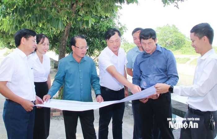 Đồng chí Nguyễn Nam Đình - Phó Chủ tịch Thường trực HĐND tỉnh khảo sát công tác xây dựng đầu tư công tại xã Hưng Nguyên Nam. Ảnh: Mai Hoa