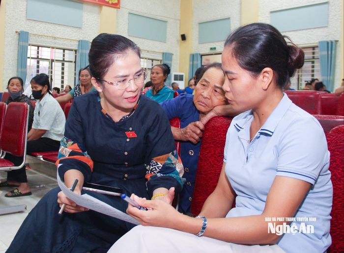 Đại biểu Quốc hội Võ Thị Minh Sinh - Phó Bí thư Tỉnh ủy, Chủ tịch Ủy ban MTTQ tỉnh, Trưởng đoàn đại biểu Quốc hội tỉnh lắng nghe và trao đổi với cử tri xã Minh Châu về vấn đề cử tri quan tâm. Ảnh: Mai Hoa