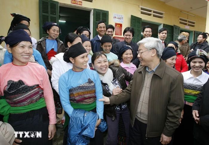 Đồng chí Nguyễn Phú Trọng, Ủy viên Bộ Chính trị, Chủ tịch Quốc hội, Phó Trưởng Tiểu ban thường trực Tiểu ban Cương lĩnh và Báo cáo Chính trị Đại hội Đảng toàn quốc lần thứ XI với đồng bào dân tộc tại xã Ngọc Phụng, huyện Thường Xuân (Thanh Hóa, tháng 1/2010). (Ảnh: Trí Dũng/TTXVN)