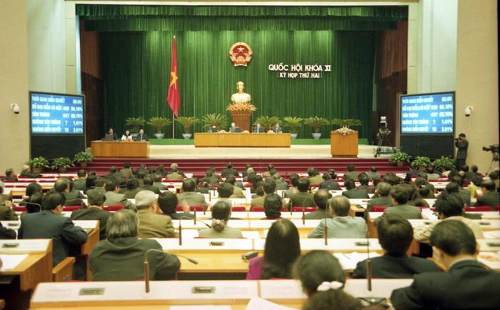 Tại kỳ họp thứ hai, Quốc hội biểu quyết thông qua Nghị quyết về phương án xây dựng Nhà máy thủy điện Sơn La. (Ảnh: Trí Dũng/TTXVN)