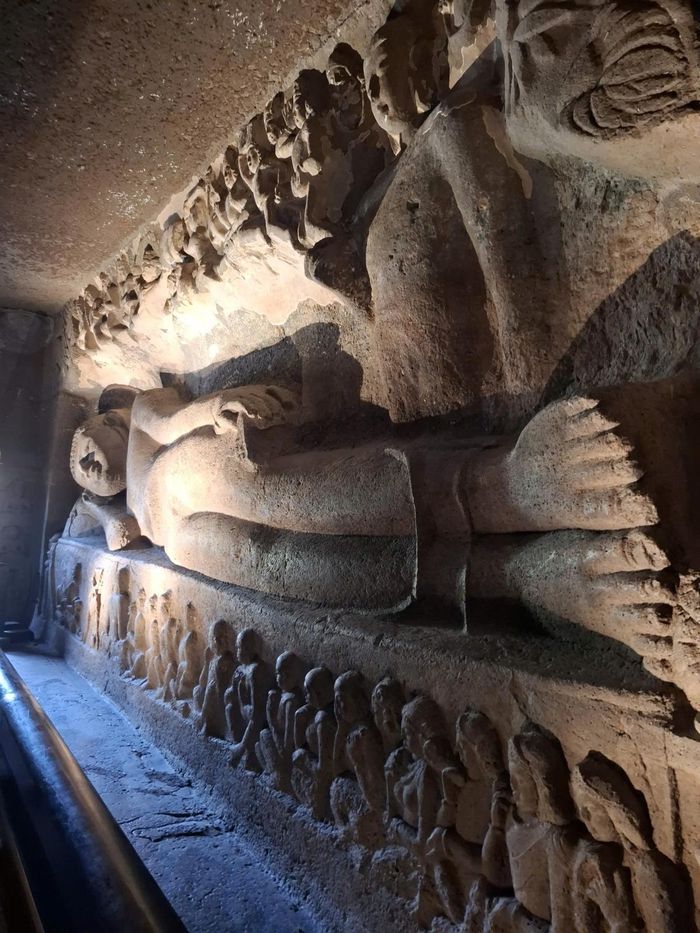Tượng Phật nằm lớn được tạc vào vách đá bên trong Ajanta Caves, mô tả Đức Phật nhập Niết bàn. Ảnh: Trọng Thoan