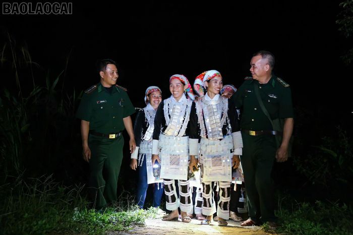 Cán bộ các đồn biên phòng vận động người dân tham gia học tập tại các lớp học xóa mù chữ.