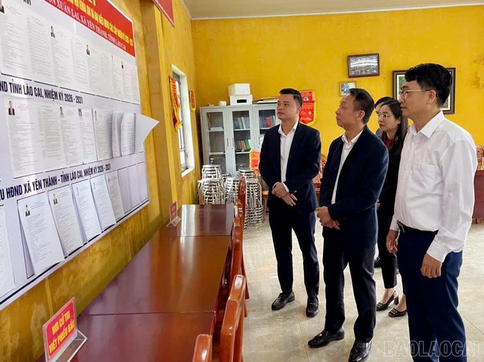  Phó Chủ tịch Thường trực HĐND tỉnh Vũ Quỳnh Khánh kiểm tra công tác bầu cử tại xã Yên Thành. 