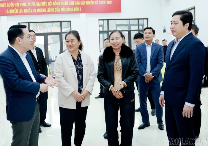 Đồng chí Dương Quốc Huy - Ủy viên Ban Chấp hành Trung ương Đảng, Bí thư Tỉnh ủy, Trưởng Ban Chỉ đạo công tác bầu cử tỉnh và đồng chí Nguyễn Tuấn Anh - Phó Bí thư Tỉnh ủy, Chủ tịch UBND tỉnh, Chủ tịch Ủy ban Bầu cử tỉnh trao đổi với các cử tri phường Âu Lâu về ý nghĩa của cuộc bầu cử đại biểu Quốc hội khóa XVI và đại biểu HĐND các cấp nhiệm kỳ 2026 - 2031.