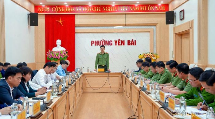Lãnh đạo Công an tỉnh làm việc với các phường: Yên Bái, Âu Lâu, Văn Phú, Nam Cường về công tác đảm bảo an ninh trật tự trước, trong và sau ngày bầu cử. (Ảnh: Đỗ Huy)